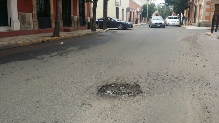 Calle Pino Suárez pasando Hidalgo, en la zona Centro.