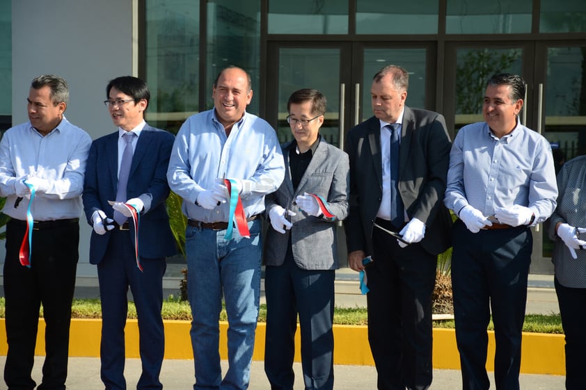 Se realizó de inicio el tradicional corte de listón con los colores de la bandera de Corea del Sur (blanco, azul y rojo).