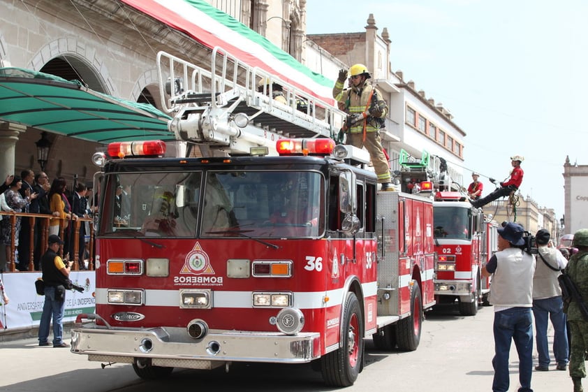 Asimismo, elementos de bomberos participaron dentro del desfile.