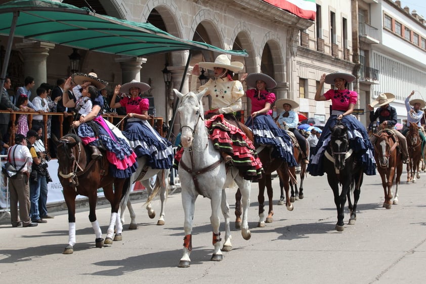 Chicos y grandes disfrutaron del desfile militar.