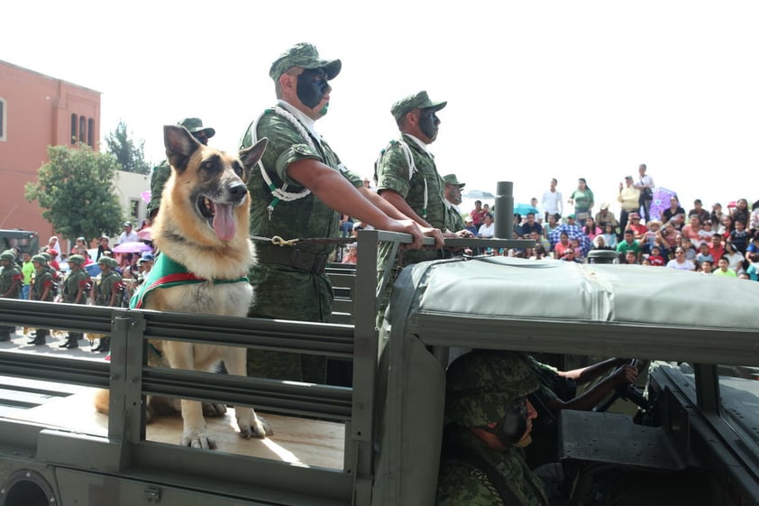 Agentes caninos también formaron parte del desfile militar.