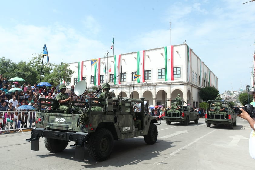 Vehículos militares se hicieron presentes por las calles de la ciudad.