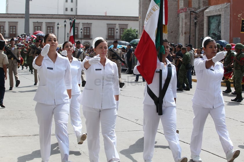 Las familias no desaprovecharon la oportunidad para presenciar el desfile.