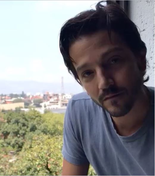 El actor Diego Luna exhortó a la sociedad a unirse para apoyar a las víctimas del sismo.
"Aquí estamos recibiendo ya la ayuda y distribuyéndola. Lago Tanganica 67 en Polanco. A un lado del sams. Pasen la voz!!".