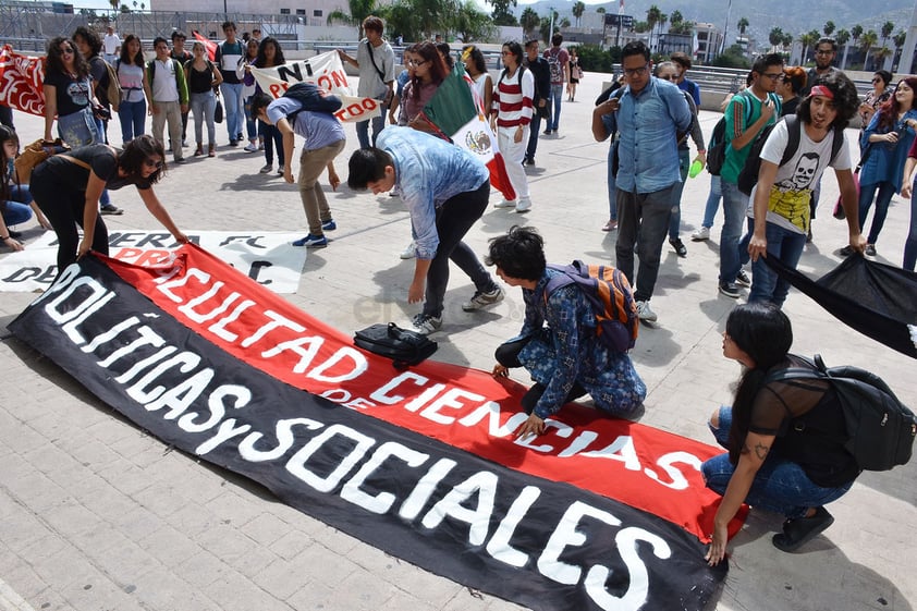 Estudiantes de Políticas terminan las actividades que programaron para conmemorar el tercer aniversario de la desaparición de los 43 normalistas de Ayotzinapa.