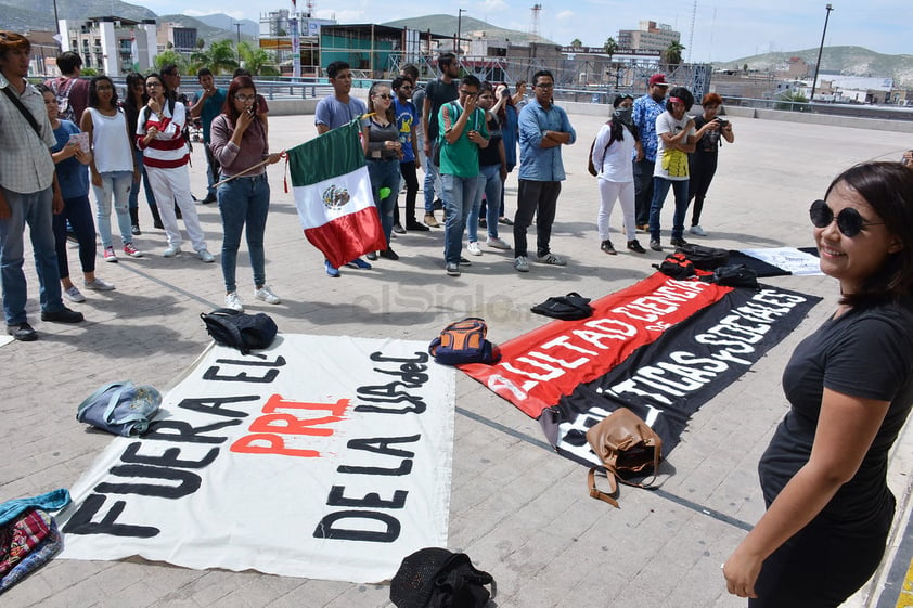 Los jóvenes estuvieron en la explanada de la Presidencia Municipal.