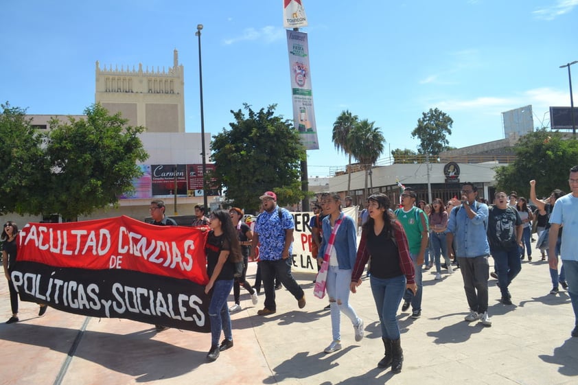 Marcha conmemorativa a 49 años de la matanza en Tlatelolco