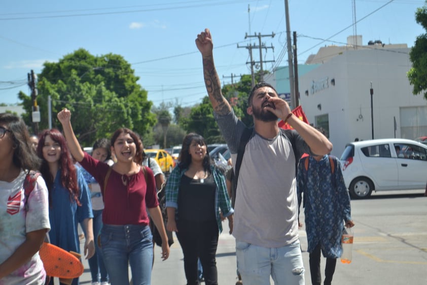 “Por qué, por qué, por qué nos asesinan, si somos la esperanza de América Latina” “Ni perdón, ni olvido”, fueron algunas consignas que lanzaron los estudiantes durante su recorrido.