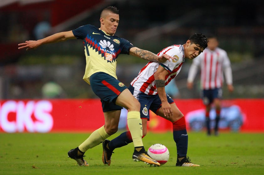 La segunda parte comenzó con dos equipos que buscaban más el ir al ataque. Tan sólo tuvieron que pasar nueve minutos para que Carlos Cisneros quedara frente al marco rival y cruzara con un disparo raso al portero Marchesín, abriendo el marcador 0-1 en favor del visitante.