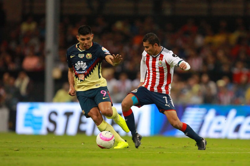 Por parte de América, Darwin Quintero intentó sorprenderse al minuto siete con una tijera que se fue por encima de la portería de Rodolfo Cota.