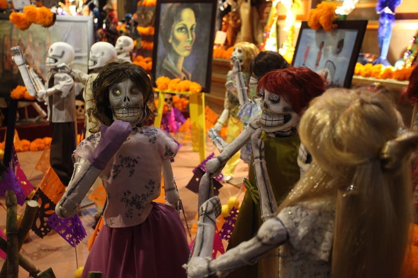 Las cuatro reconocidas pintoras figuraron este año en el Monumental Altar de Muertos que ayer se inauguró en la Plaza de Armas de esta ciudad por parte de la iniciativa privada y con apoyo de dependencias culturales.