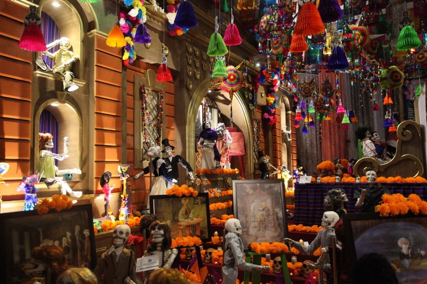 En él, además de los elementos característicos de un altar tradicional, se colocaron varias obras de las homenajeadas, así como una gran fotografía de cada una.