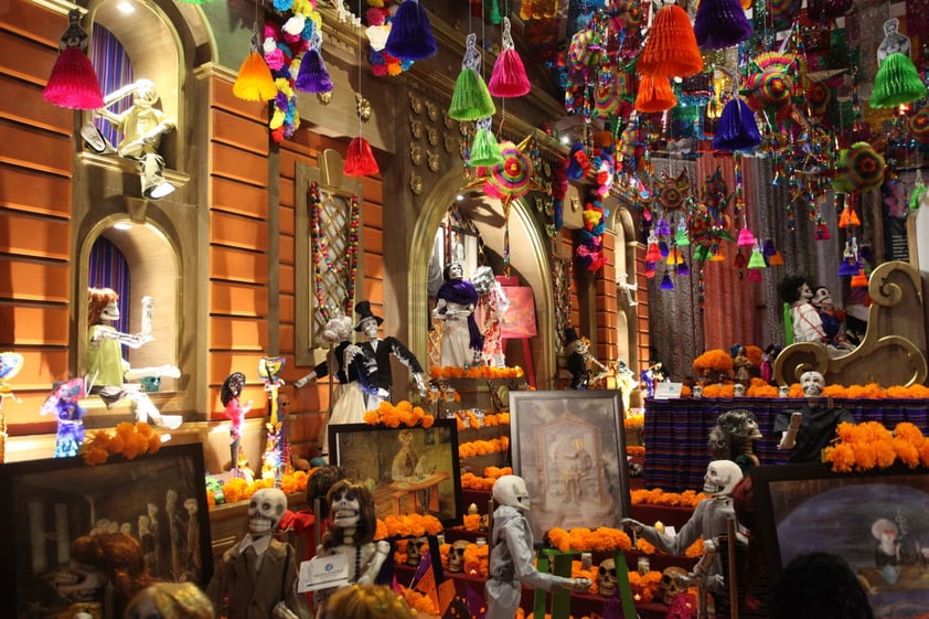 Las cuatro reconocidas pintoras figuraron este año en el Monumental Altar de Muertos que ayer se inauguró en la Plaza de Armas de esta ciudad por parte de la iniciativa privada y con apoyo de dependencias culturales.