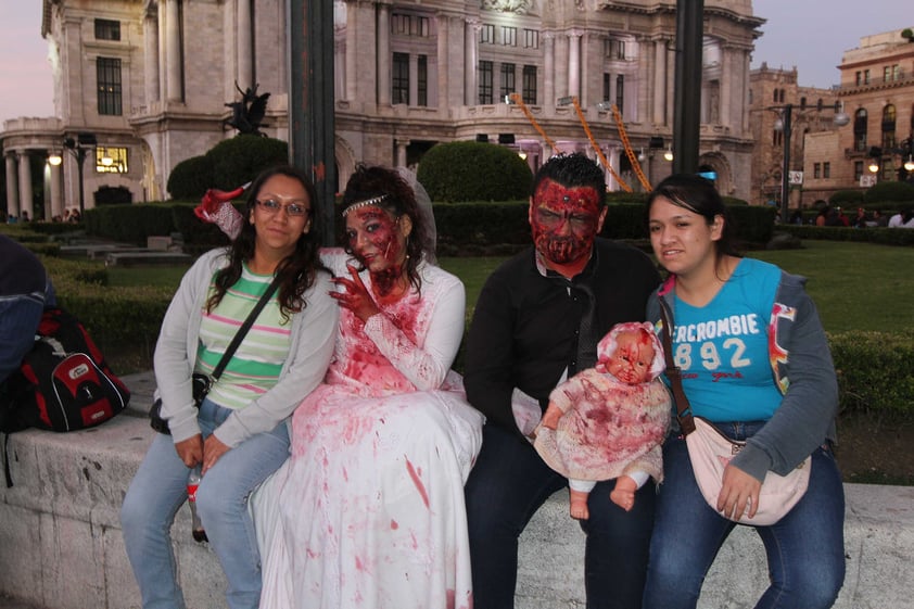 Aquellos pequeños zombies con sus ropas rasgadas paseaban junto con sus padres para tomarse foto con aquellos adultos que vestían como otros personajes de terror: momias, cadáveres, centauros, novias muertas, soldados cazazombies, superhéroes, payasos y muertos vivientes.