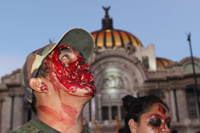 Este 2017 se instalaron puestos de disfraces para participar en el desfile, se vendieron playeras y pantalones de ropa con sangre artificial.