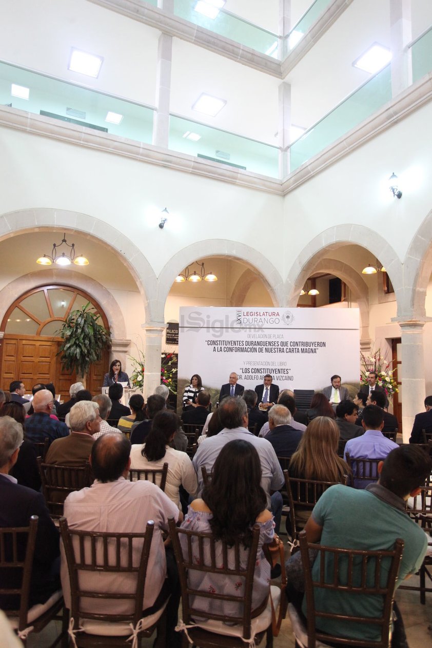 Previo a la presentación del Libro se llevó a cabo la develación de una escultura en honor a los constituyentes duranguenses de 1917.