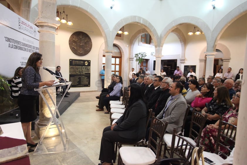 El patio del Congreso del Estado fue la sede de la presentación de un libro que le hace honor a Francisco Zarco.