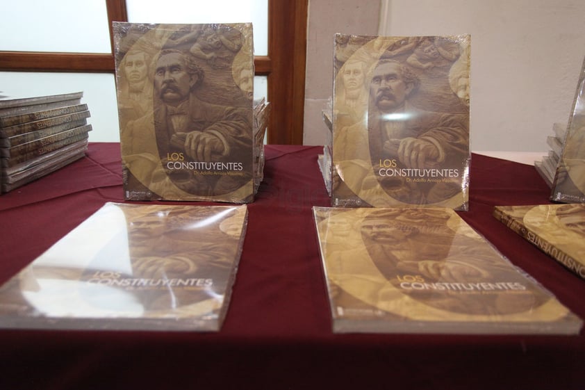 Previo a la presentación del Libro se llevó a cabo la develación de una escultura en honor a los constituyentes duranguenses de 1917.