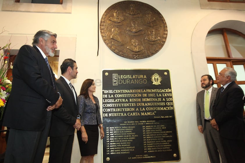 El patio del Congreso del Estado fue la sede de la presentación de un libro que le hace honor a Francisco Zarco.