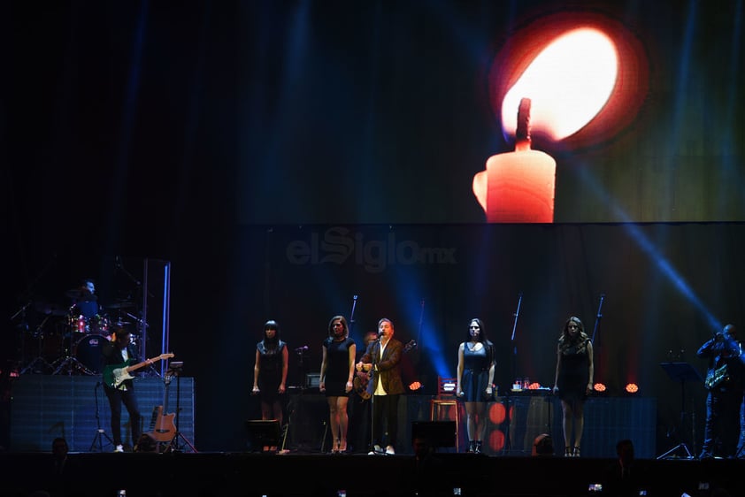 Tres pantallas, una al centro y dos laterales, proyectaban imágenes alusivas a cada canción que Ricardo interpretaba.