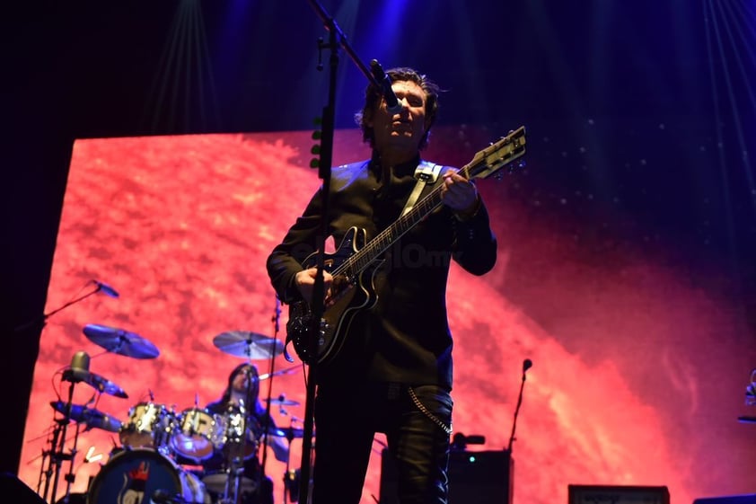 Nubes, Cuéntame tu vida, Mátenme porque me muero, Detrás de ti, fueron de las más coreadas por los 4 mil 211 asistentes (cifra oficial de los organizadores) al concierto que celebra las tres décadas de vida de la banda.