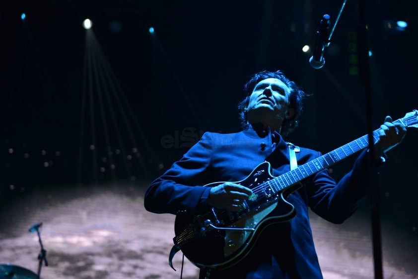 El rock contestatario y la nostalgia invadieron el Coliseo Centenario con las canciones de Caifanes.