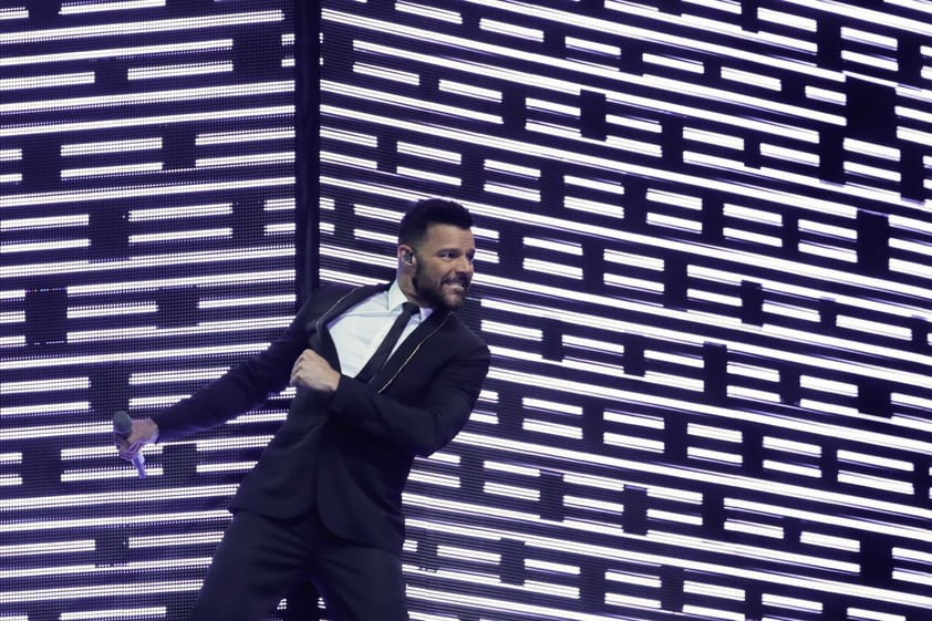 A las 20:33 horas, Ricky Martin apareció en el escenario instalado frente a la Catedral.