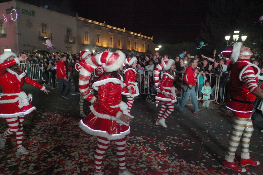 El Osito Coca-Cola y Santa, quienes abordo de trailers, no dejaban de saludar a los que se encontraban a su paso.