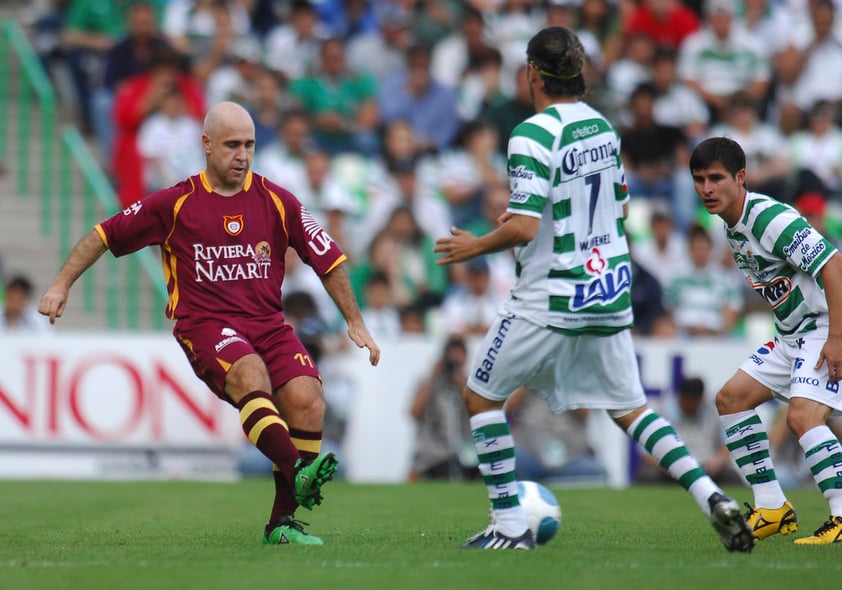 Aunque el "Pony" logró volver a Santos Laguna en la temporada 2010-2011, el chileno no pudo retirarse en el equipo lagunero volviendo a Estudiantes Tecos, equipo con quien sufrió el descenso y culminó su carrera en el Ascenso MX.