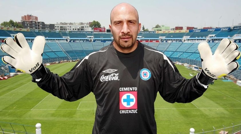 Tal vez una de las salidas más injustas fue la que se le dio al "El Conejo" Pérez. El arquero llevaba 15 años defendiendo los colores de Cruz Azul de tener que emigrar a los Tigres en el 2008 al ser suplente de Yosgart Gutiérrez en los últimos torneos.