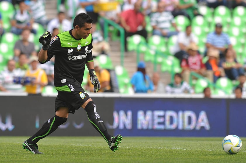 El histórico arquero no salió de la mejor manera de Club Santos por diferencias con el entrenador portugués Pedro Caixinha, mismo que lo reemplazó por el argentino Agustín Marchesín, lo que le obligó a retirarse de las canchas.