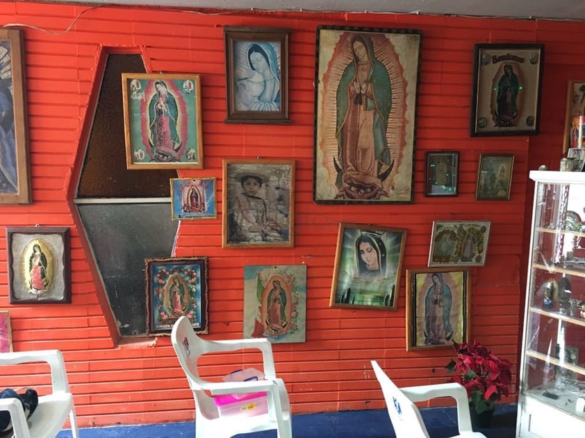 Domicilio con imagenes de la Virgen previo al tradicional Rosario.