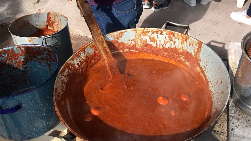 Como parte de la tradición, se repartió reliquia en honor a la Virgen de Guadalupe.