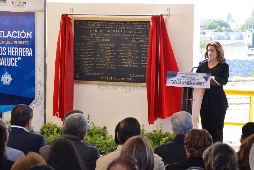 Develan placa en honor a Carlos Herrera