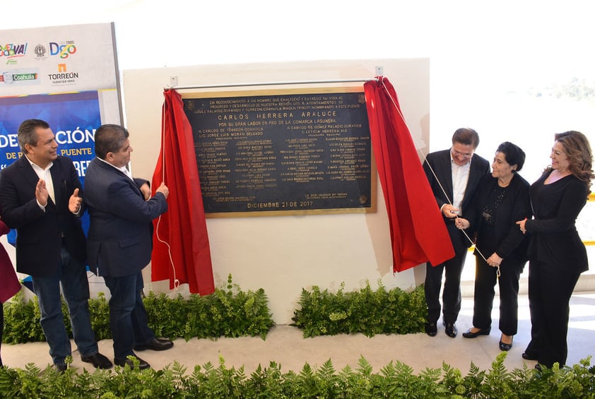 Los gobernadores de Coahuila, Miguel Riquelme, y de Durango, José Rosas Aispuro Torres, acompañados de la alcaldesa de Gómez Palacio, Leticia Herrera Ale, develaron una placa en memoria de Carlos Herrera Araluce.