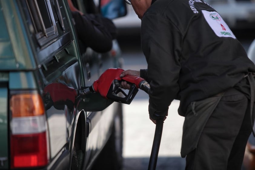 01 de enero. Gasolinazo | Entra en vigor la primera alza a los combustibles del año.