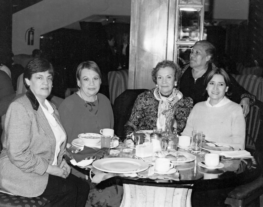 24122017 Sra. Magda Mendez, Sra. Mariza Gidi (f), Sra. Olivia de la Fuente, Sra. Roberta de PÃ©rez y Sra. LucÃ­a de B. en el Casino TorreÃ³n en 1960.