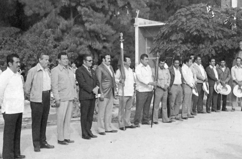 Autoridades municipales en el saludo a la bandera en el Ejido Florida de Fco. I. Madero, Coahuila.