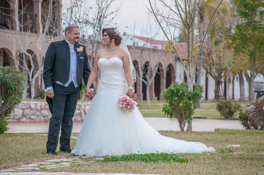 07012018 Muy feliz por su unión matrimonial, se encuentra la pareja formada por Aleida Castro.
Salazar e Ing. José Méndez Blanco. Ellos unieron sus vidas durante una ceremonia realizada.
en la Capilla de Nuestra Señora de los Ángeles el miércoles 27 de diciembre de
2017 a las 19:00 hrs.