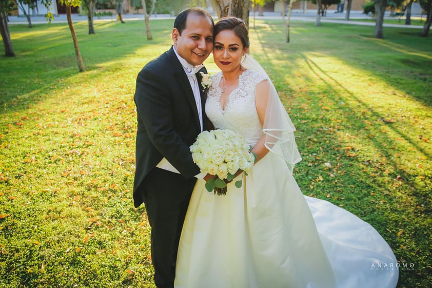 07012018 En la Parroquia Los Ángeles, contrajeron matrimonio Lic. Fabiola Hayde Pizarro Flores.
y Lic. Mario Alberto Medrano Ramírez. Amigos y familiares se dieron cita en la ceremonia
y recepción el 18 de noviembre de 2017.