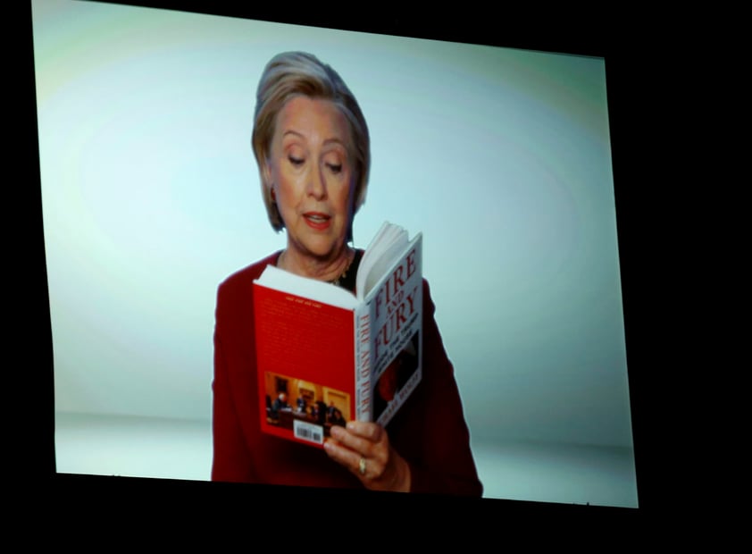 Hillary Clinton dio el toque político al aparecer como invitada sorpresa en un segmento cómico del anfitrión James Corden, en el que supuestamente hacía una audición para la grabación de un álbum hablado del popular libro de Michael Wolff sobre el gobierno del presidente Donald Trump, "Fire and Fury".