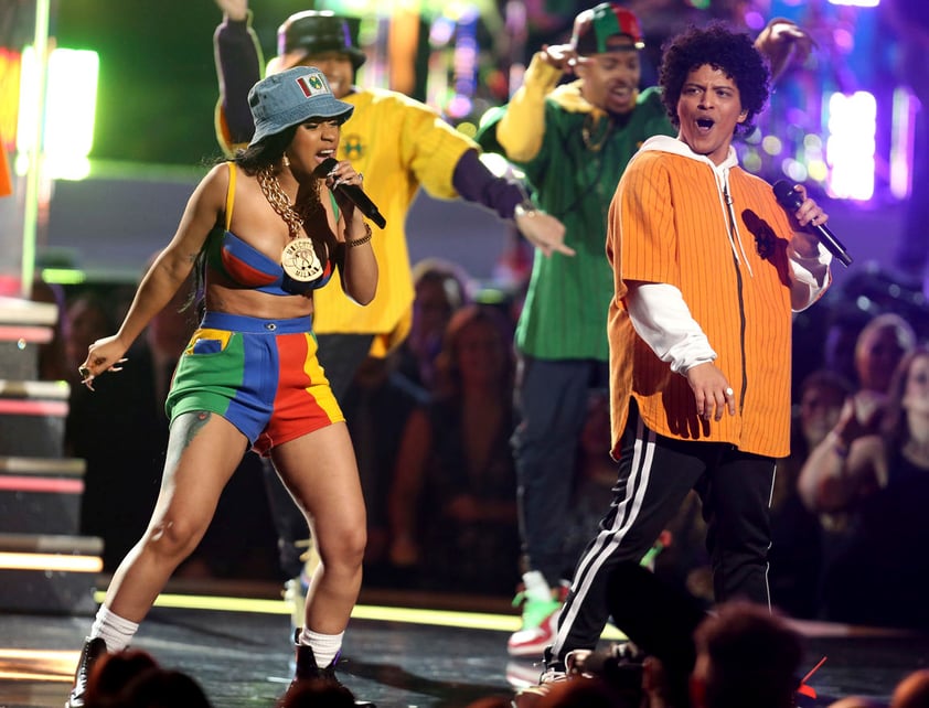 Bruno Mars y Cardi B perform cantaron Finesse.