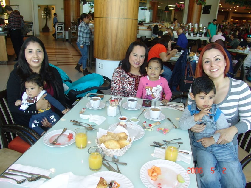 01022018 Claudia, Susana y VerÃ³nica con sus pequeÃ±os hijos.