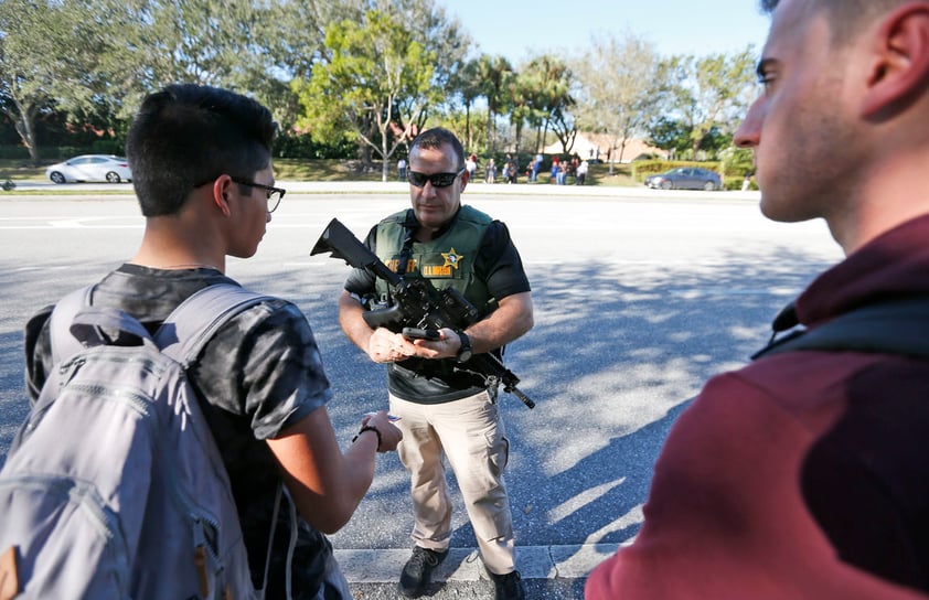 El agresor de escuela en Florida tenía unos 18 años, no era estudiante actualmente y ha sido arrestado, señaló la policía.