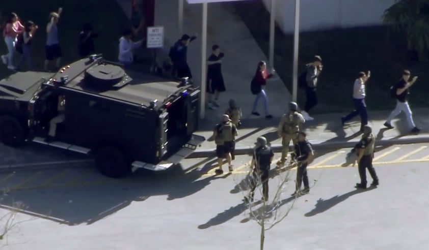 Al menos 17 personas murieron hoy en el tiroteo registrado en la escuela secundaria Marjory Stoneman Douglas de la ciudad de Parkland, en el sureste de Florida, según informó la Policía.