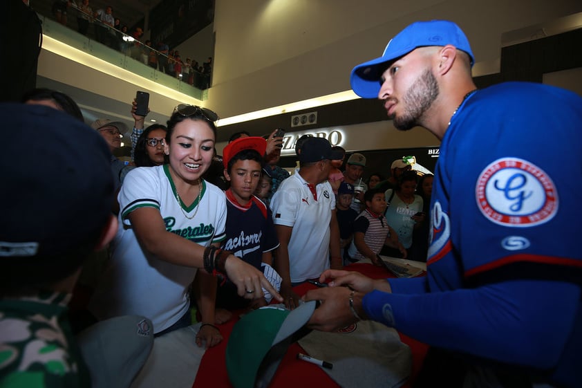 La fiesta se vivió al final en que se dieron firmas de autógrafos en las playeras que regaló la nueva directiva.