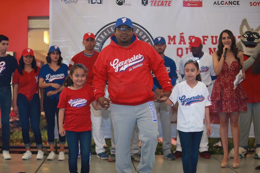 Los duranguenses no solo pudieron ver convivir con Yadir Drake, quien vistió el uniforme de local; Javier Salazar, quien lució la piel de visitante.