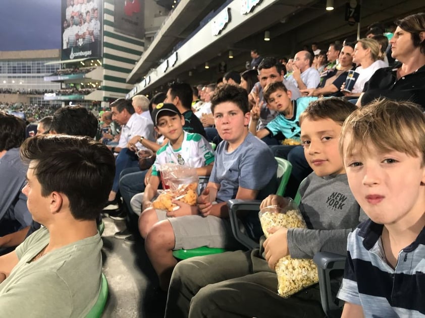 15032018 Santiago Morales, Andrés Ortega, Roberto Guajardo, Leonardo Diego Nahle y Samuel Oviedo, en el TSM, apoyando a los guerreros del Santos Laguna.