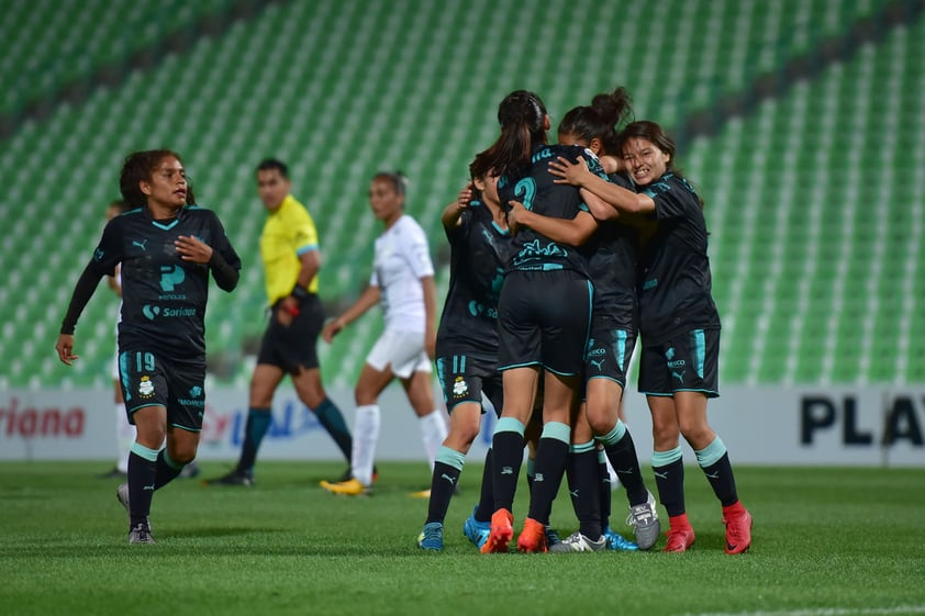 Las Guerreras celebran uno de los cuatro goles ante León.