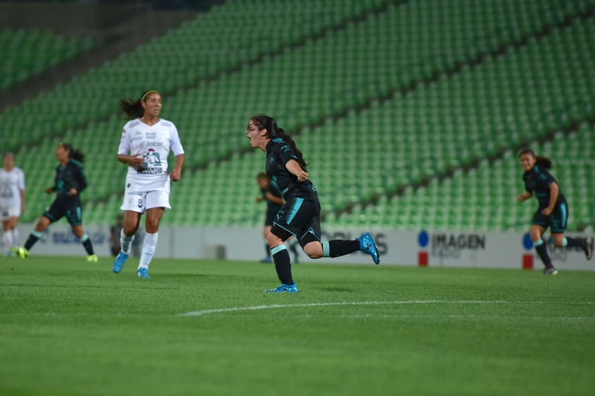 Grecia Ruiz celebra el tanto del empate ayer en el Corona.